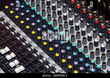 Dettaglio di un music mixer scrivania con varie manopole. Foto Stock