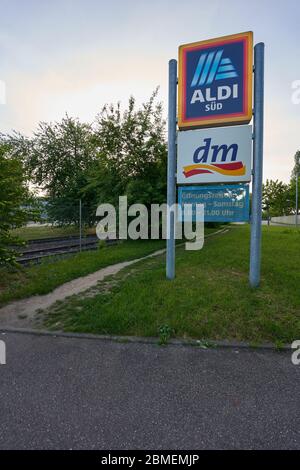 Altbach, Germania - 08 maggio 2020: Logo della società Aldi e DM Market. Informazioni sugli orari di apertura. Altbach, Germania. Foto Stock