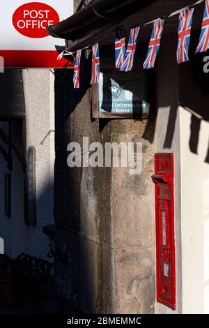 Ufficio postale con bunting, Inghilterra, scena rurale, villaggio, Oxfordshire, negozio, cultura inglese, casella postale, arrampicata Rose, Regno Unito, Wall - costruzione Feature, C. Foto Stock