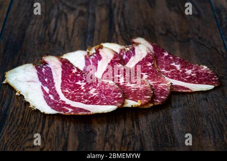 Fette di costolette di vitello invecchiate e non gregge affumicate. Sottile a fette e taglio Prato / Salame. Pronto a mangiare. Foto Stock