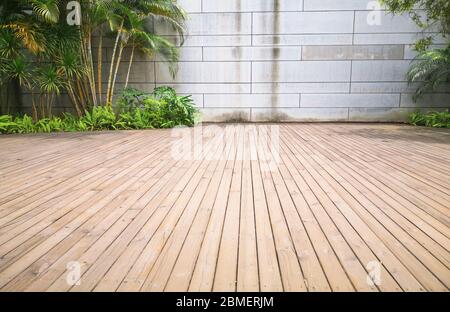 Pavimento in legno e piante nel cortile. Foto Stock