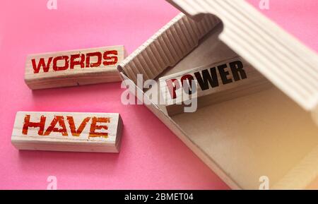 Le parole hanno parole di potere su blocchi di legno messi in scatola ed all'esterno. Copywriting concetto di storytellling Foto Stock