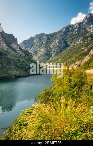 Lago Grabovica, lago artificiale nel Canyon del fiume Neretva, massiccio di Cvrsnica, Alpi dinariche, Cantone Erzegovina-Neretva, Bosnia-Erzegovina Foto Stock