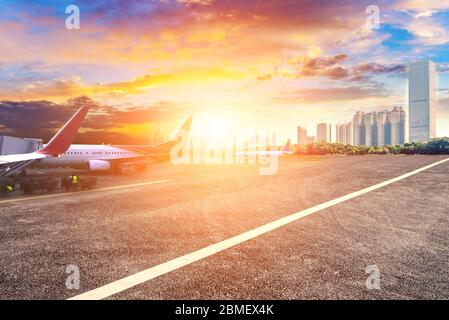 Pavimenti in asfalto vuoti e moderni monumenti urbani al sole Foto Stock