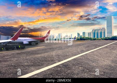 Pavimenti in asfalto vuoti e moderni monumenti urbani al sole Foto Stock