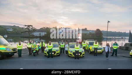 Kinsale, Cork, Irlanda. 9 maggio 2020. Membri del Servizio Nazionale di ambulanza con sede a Cork che hanno partecipato al drive-through da parte dei servizi di emergenza per raccogliere fondi per Pieta House Darkness into Light a Kinsale, Co. Cork, Irlanda. - credito; David Creedon / Alamy Live nuovo Foto Stock