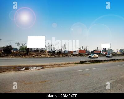 Spazio pubblicitario bianco per cartelloni disponibile per la promozione Foto Stock
