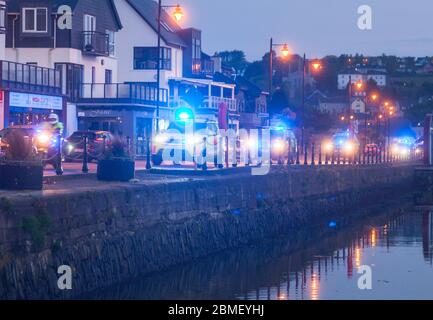 Kinsale, Cork, Irlanda. 9 maggio 2020. Un convoglio di 50 veicoli provenienti da tutti i settori dei servizi di emergenza che partecipano ad un drive-through per le strade di Kinsale, Co. Cork in aiuto di Pieta House's Darkness into Light fundraiser, che quest'anno vede l'evento ridotto a causa della pandemia Covis-19. - credito; David Creedon / Alamy Live News Foto Stock