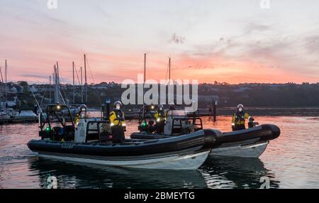 Kinsale, Cork, Irlanda. 9 maggio 2020. Personale del servizio navale della nave di pattuglia LÉ George Bernard Shaw in coda di attendense per il drive-thru da parte dei servizi di emergenza attraverso Kinsale, Co. Cork per raccogliere fondi per Pieta House Darkness in Light Event, che quest'anno è stato ridotto a causa della pandemia Covid-19. - credito; David Creedon / Alamy Live nuovo Foto Stock