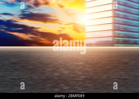 Pavimenti in asfalto vuoti e moderni monumenti urbani al sole Foto Stock