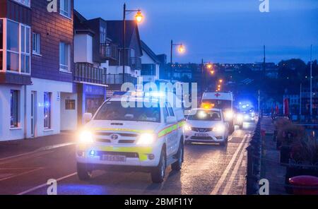 Kinsale, Cork, Irlanda. 9 maggio 2020. Un convoglio di 50 veicoli provenienti da tutti i settori dei servizi di emergenza che partecipano ad un drive-through per le strade di Kinsale, Co. Cork in aiuto di Pieta House's Darkness into Light fundraiser, che quest'anno vede l'evento ridotto a causa della pandemia Covis-19. - credito; David Creedon / Alamy Live News Foto Stock