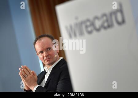 Wirecard ridistribuisce le responsabilità internamente e dispota il CEO Markus Braun. Il fornitore di servizi di pagamento sta reagendo con dawith alle critiche crescenti della gestione. In futuro, l'amministratore delegato Markus Braun dovrebbe concentrarsi sullo "sviluppo strategico" del gruppo, deve consegnare la responsabilità della comunicazione del mercato dei capitali al CFO Alexander von Knop. Archivio foto; il Dr. Markus BRAUN (CEO, Presidente della direzione), gesto, piega le mani in preghiera. Immagine singola, singolo motivo tagliato, ritratto, ritratto. Davanti - il logo wirecard e la scritta. Conferenza stampa annuale Foto Stock