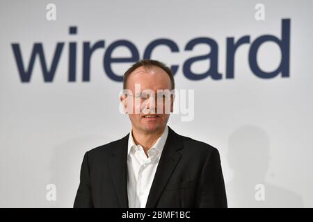 Wirecard ridistribuisce le responsabilità internamente e dispota il CEO Markus Braun. Il fornitore di servizi di pagamento sta reagendo con dawith alle critiche crescenti della gestione. In futuro, l'amministratore delegato Markus Braun dovrebbe concentrarsi sullo "sviluppo strategico" del gruppo, deve consegnare la responsabilità della comunicazione del mercato dei capitali al CFO Alexander von Knop. Foto di archivio; Dr. Markus BRAUN (CEO, presidente di gestione), immagine singola, singolo motivo tagliato, ritratto, ritratto, ritratto di fronte all'emblema aziendale, logo, lettere. Conferenza stampa annuale WIRECARD AG Â | utilizzo in tutto il mondo Foto Stock