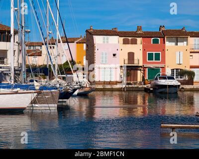 Barche a Port Grimaud vicino Saint-Tropez, Costa Azzurra, Provenza, Francia Foto Stock