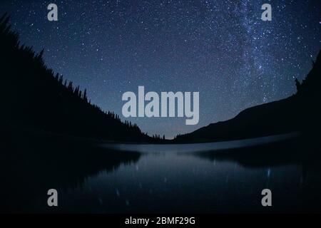 Kolsai lago di montagna nel Tien Shan montagne quasi sotto il cielo stellato in Kazakistan Foto Stock