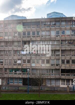 Londra, Inghilterra, Regno Unito - 17 febbraio 2013: Metà del XX secolo brutalista ad alta densità del consiglio immobiliare blocco di edifici di appartamenti di Robin Hood Gardens i Foto Stock