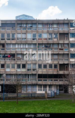 Londra, Inghilterra, Regno Unito - 17 febbraio 2013: Metà del XX secolo brutalista ad alta densità del consiglio immobiliare blocco di edifici di appartamenti di Robin Hood Gardens i Foto Stock