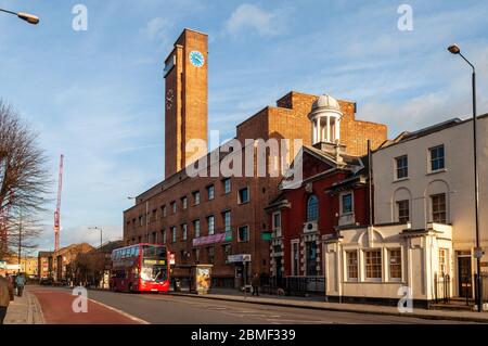 Londra, Inghilterra, Regno Unito - 27 gennaio 2013: L'ex Municipio di Greenwich, in stile art deco, sorge sopra Greenwich High Road e accanto al barocco West Greenwich Foto Stock