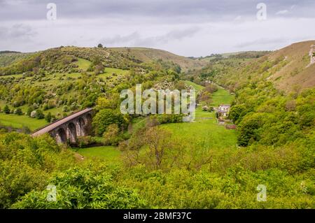 Il Viadotto della Midland Railway, ora parte del Monsal Trail della National Cycle Network, attraversa la valle di Monsal Dale nel Derbyshire Peak Dist Foto Stock