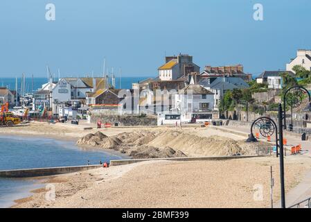 Lyme Regis, Dorset, Regno Unito. 9 maggio 2020. UK Weather: More hot bank Holiday weekend sole nella pittoresca località balneare di Lyme Regis durante il blocco pandemico coronavirus. La spiaggia è quasi deserta il giorno più caldo dell'anno, fino a quando i visitatori seguono consigli governativi per rimanere a casa. Credit: Celia McMahon/Alamy Live News Foto Stock