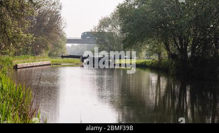 Newbury, Inghilterra, Regno Unito - 22 aprile 2011: Un camion attraversa il Kennet e Avon Canal a HIgG's Lock sul viadotto Newbury A34. Foto Stock