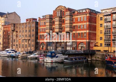 Bristol, Inghilterra, Regno Unito - 27 marzo 2007: Le barche sono ormeggiate al molo di Redcliffe accanto a magazzini storici, ora convertiti in edifici di appartamenti, a Bris Foto Stock