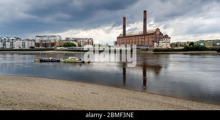 Londra, Inghilterra, Regno Unito - 22 aprile 2014: La centrale elettrica di Lots Road è prominente tra gli edifici di appartamenti sul Chelsea Riverside nella Londra occidentale. Foto Stock