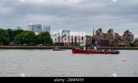 Londra, Inghilterra, Regno Unito - 14 settembre 2013: IL MONTE Kent, una tradizionale barca a vapore, viaggia lungo il Tamigi passando per lo skyline dei Docklands durante un perfetto viaggio Foto Stock