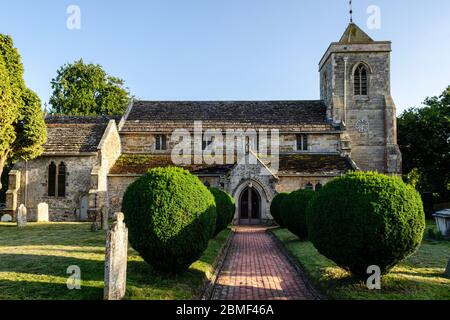 Uckfield, Inghilterra, Regno Unito - 21 agosto 2013: La tradizionale Chiesa di Framfield e il cimitero nel distretto di Wealden del Sussex orientale. Foto Stock