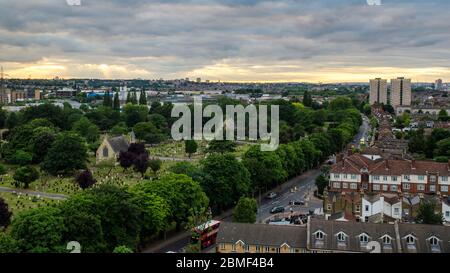 Londra, Inghilterra, Regno Unito - 3 luglio 2013: Il sole tramonta sul Lambeth Cemetery e Wimbledon a Londra del Sud. Foto Stock