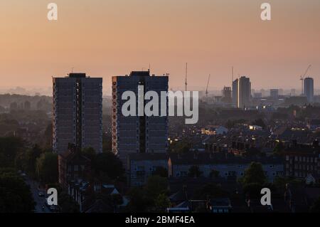 London, England, Regno Unito - 20 Giugno 2013: una coppia di alto consiglio station wagon blocchi a torre stand su strade di case a schiera in Tooting neighborhoo Foto Stock