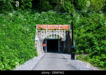 Bath, England, UK - 25 maggio 2013: I banner accolgono ciclisti e escursionisti nel nuovo tunnel del Devonshire sulla pista ferroviaria Greenway dei due Tunnels, f Foto Stock