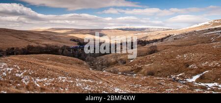 Dent, Inghilterra, Regno Unito - 1 aprile 2013: Un treno passeggeri della Northern Rail attraversa il Dent Head Viaduct, alto sopra la valle di Dentdale, sulle colline dello Yorkshire Foto Stock