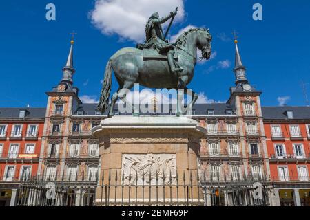 Vista di Philip lll statua e architettura in Calle Mayor, Madrid, Spagna, Europa Foto Stock