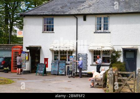 Postbridge ufficio postale e negozi nel parco nazionale di Dartmoor a devon Foto Stock