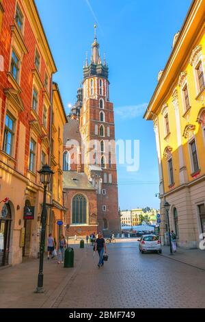 Cracovia in Polonia - Giugno 18, 2019: la famosa via dello shopping Florianska nella parte vecchia della città, che conduce alla Basilica di Santa Maria e la sua Basilica Rynek piazza principale Foto Stock