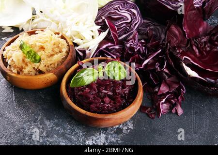 Cavolo bianco salato e fermentato e cavolo fresco tritato. Preparare verdure a fette per la cottura di insalata di cavolo o insalata di cavolo. Cibo fresco fatto in casa Foto Stock