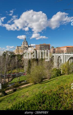 Vista della cattedrale di Madrid sulla luminosa giornata soleggiata, Madrid, Spagna, Europa Foto Stock