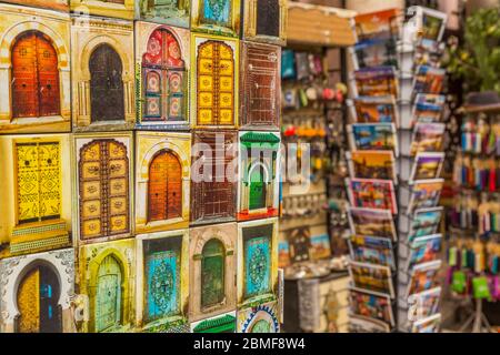 Porte e cartoline ricordo in vendita a Marrakech (Marrakech), Marocco, Africa del Nord, Africa Foto Stock