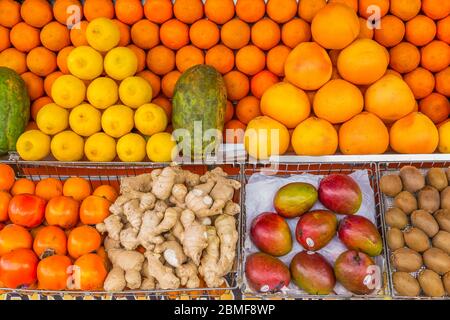 Frutta in vendita in Piazza Jemaa el Fna (Djemaa el Fnaa), Patrimonio dell'Umanità dell'UNESCO, Marrakech (Marrakech), Marocco, Africa del Nord, Africa Foto Stock