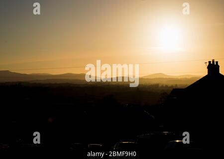 Silhouette e tramonto delle campane Cumbriane Foto Stock