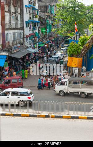 Yangon Myanmar - Ottobre 26 2013; tipicamente Asian città strada in Birmania in composizione commerciale. Foto Stock