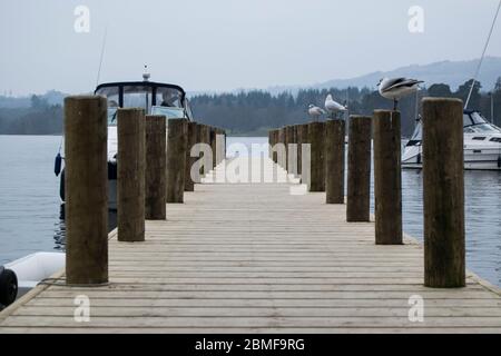 Molo in legno a Bowness su Windermere Foto Stock