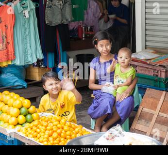 Yangon Myanmar - Ottobre 26 2013; Myanmar immagini di viaggio la ragazza teenage e la sua sorella piccola entrambi con thanaka tradizionale sui loro volti e fratello wa Foto Stock