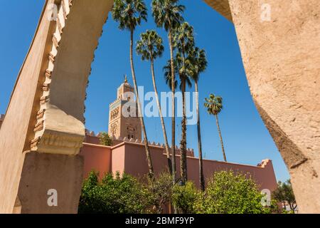 Vista della Moschea di Koutoubia attraverso l'arco durante il giorno, Marrakech, Marocco, Africa del Nord, Africa Foto Stock