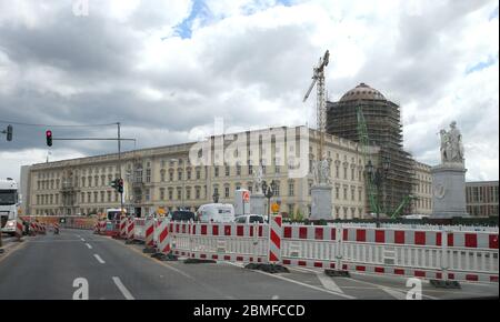 Berlino, Germania. 05 maggio 2020. Il cantiere intorno al Humboldt-Forum nel quartiere Mitte. Credit: Wolfgang Kumm/dpa/ZB/dpa/Alamy Live News Foto Stock