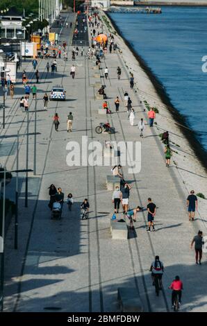 Passeggiata pedonale lungo il fiume Tago a Belem, Lisbona, Portogallo Foto Stock