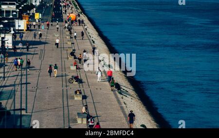 Passeggiata pedonale lungo il fiume Tago a Belem, Lisbona, Portogallo Foto Stock