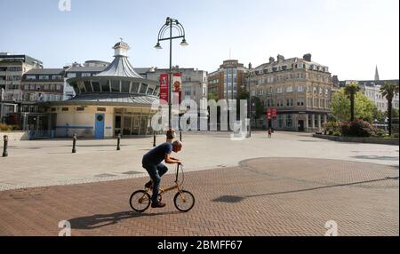 Bournemouth, Regno Unito. 9 maggio 2020. Una piazza molto tranquilla Bournemouth sul caldo fine settimana di festa della Banca a seguito di richieste del consiglio locale e della polizia Dorset per le persone di continuare a osservare il soggiorno a casa messaggio dopo sette settimane del COVID-19 / Coronavirus pandemic periodo di blocco. Credit: Richard Crease/Alamy Live News Foto Stock