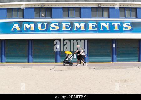 Bournemouth, Regno Unito. 9 maggio 2020. Pochissime persone che si avventurano sulla spiaggia di Bournemouth e sul lungomare sul caldo weekend di festa della Banca a seguito di richieste del consiglio locale e della polizia Dorset per le persone di continuare a osservare il soggiorno a casa messaggio dopo sette settimane del COVID-19 / Coronavirus pandemic periodo di blocco. Credit: Richard Crease/Alamy Live News Foto Stock